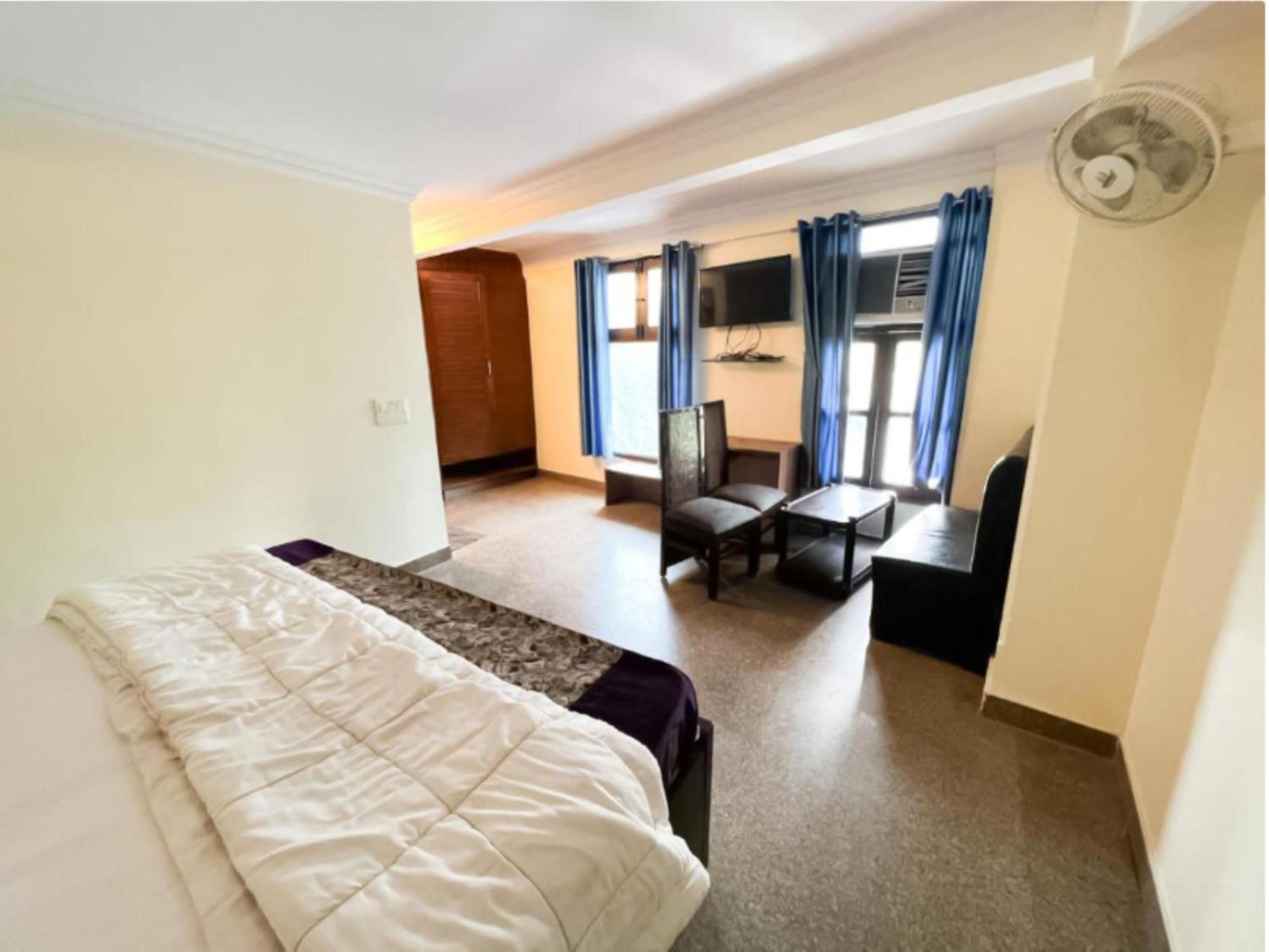 Roop Mahal - Saket Apartment *